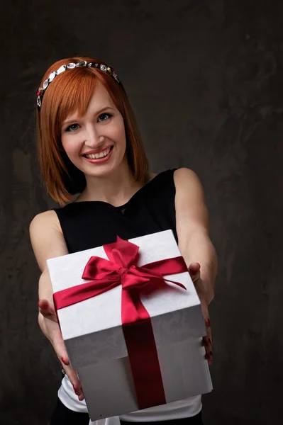Рыжая девушка с подарочной коробкой — стоковое фото
