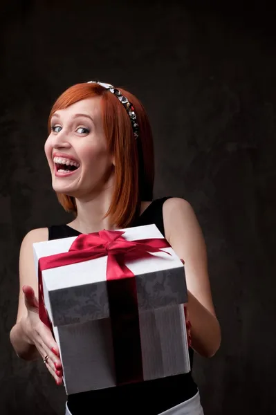 Vörös hajú lány egy ajándék doboz — Stock Fotó
