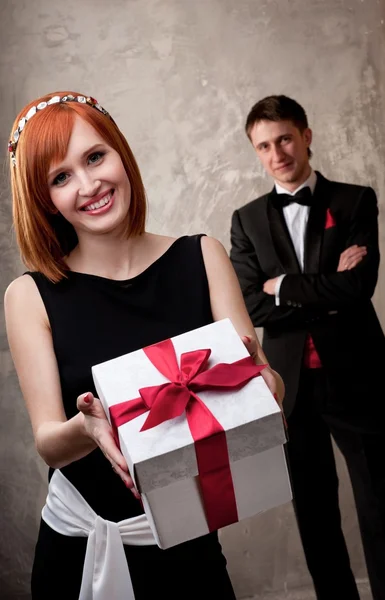 Casal jovem com uma caixa de presente — Fotografia de Stock
