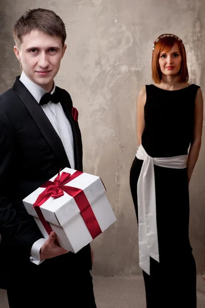 Молодая пара с подарочной коробкой — стоковое фото