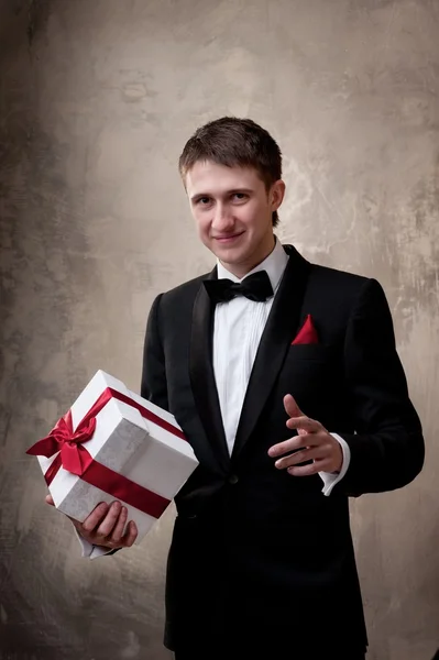 Jonge man met een doos van de gift — Stockfoto