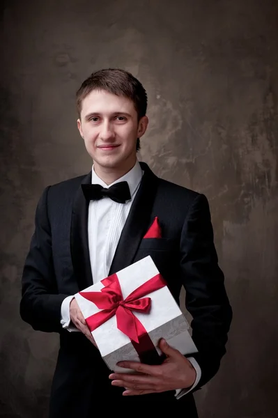 Νεαρός άνδρας με ένα κιβώτιο δώρων — Φωτογραφία Αρχείου