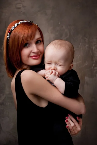 Femme rousse avec son enfant — Photo