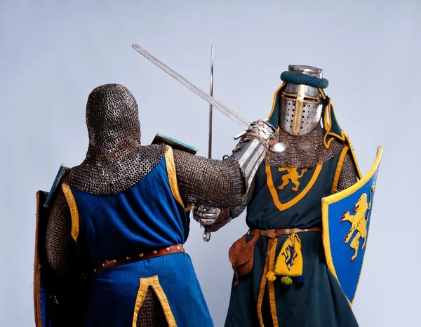 Twee middeleeuwse ridders vechten — Stockfoto