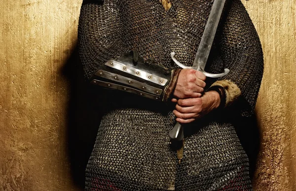 Cavaleiro segurando espada — Fotografia de Stock