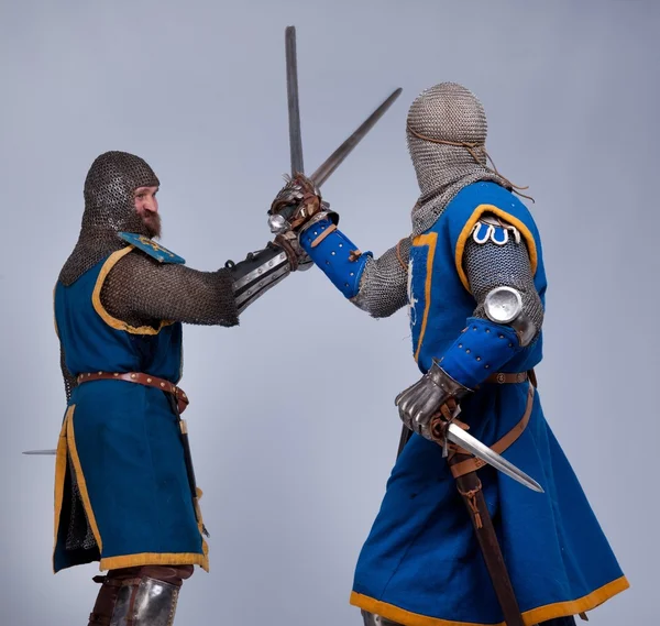 Twee middeleeuwse ridders vechten — Stockfoto