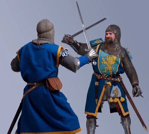 Dva středověcí rytíři bojují — Stock fotografie