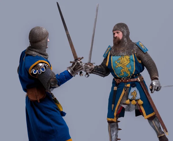 Dos caballeros medievales peleando — Foto de Stock