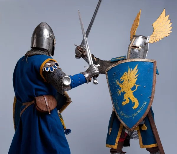 Dva středověcí rytíři bojují. — Stock fotografie