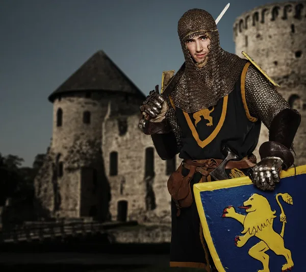 Ridder tegen middeleeuws kasteel. — Stockfoto