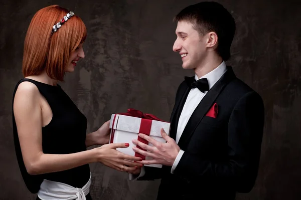 ギフト用の箱と若いカップル ロイヤリティフリーのストック画像