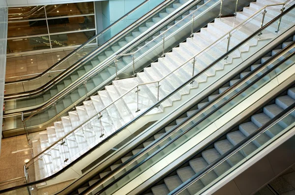 Modern binada yürüyen merdiven. — Stok fotoğraf