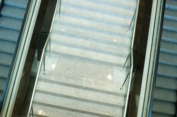 Escada rolante no edifício moderno. — Fotografia de Stock