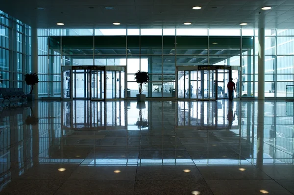 Corridoio moderno dell'edificio per uffici . — Foto Stock