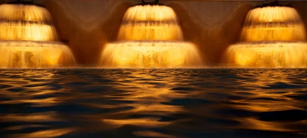 Tre vattenkaskader på natten — Stockfoto