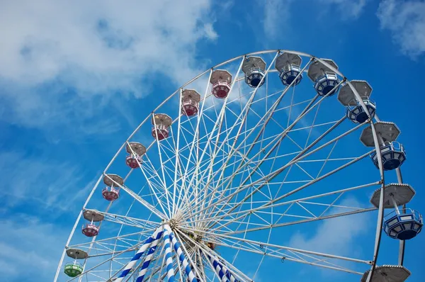 Riesenrad gegen blauen Himmel — Stockfoto