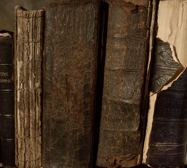 Livres anciens dans une rangée . — Photo