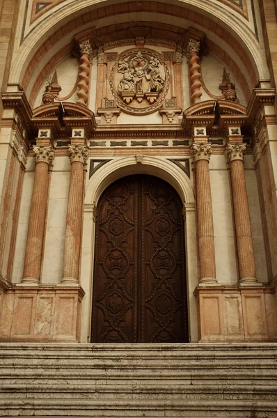 Antiga fachada da catedral . — Fotografia de Stock