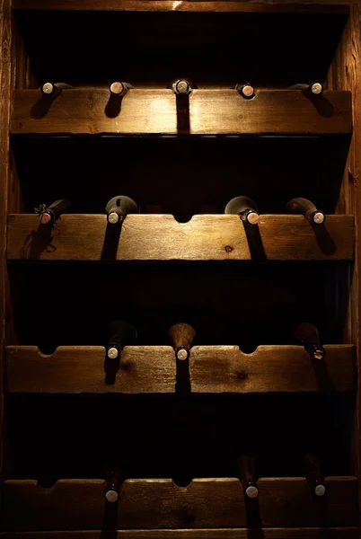 Garrafas de vinho armazenadas — Fotografia de Stock