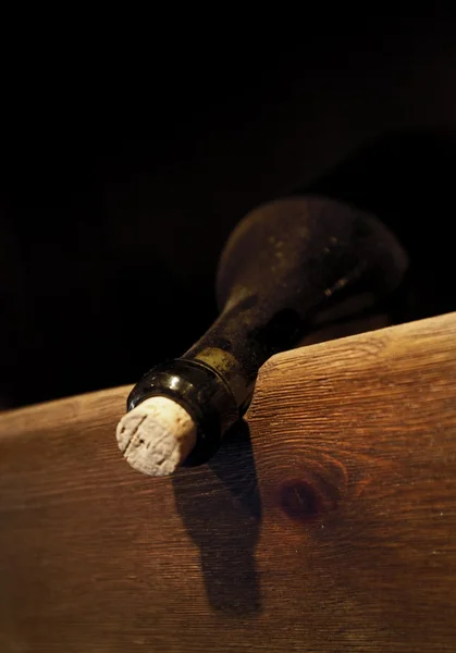 Lagrade vinflaska. — Stockfoto