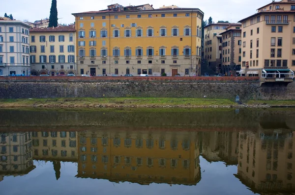 Buildings on the bank of Arno river in Florence, Italy — Stock Photo, Image
