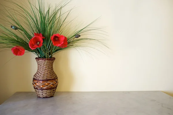 Vaas met bloemen op tafel. — Stockfoto