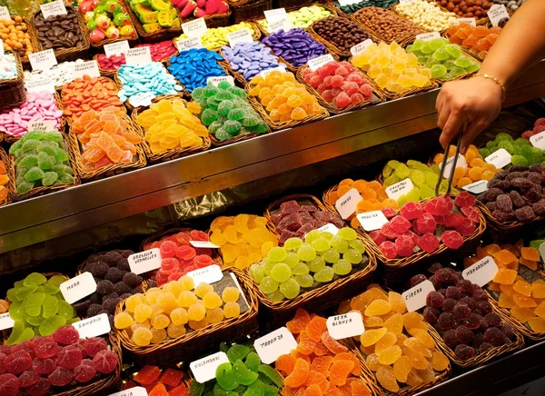 Γλυκά στο στάβλο αγοράς στην la boqueria, Βαρκελώνη — Φωτογραφία Αρχείου
