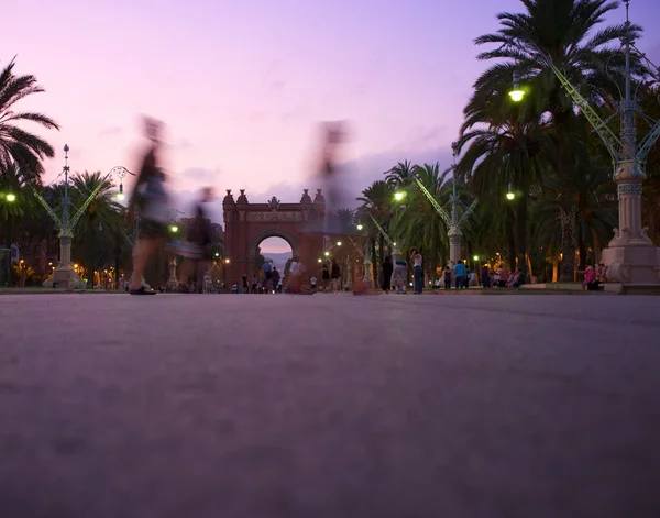 Περπάτημα κατά Αψίδα Θριάμβου στη Βαρκελώνη — Φωτογραφία Αρχείου