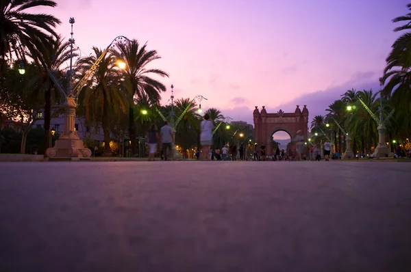 Περπάτημα κατά Αψίδα Θριάμβου στη Βαρκελώνη — Φωτογραφία Αρχείου