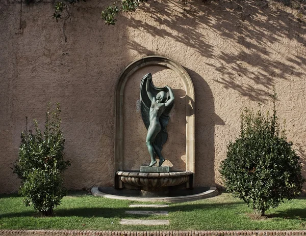 Standbeeld in een park, barcelona. — Stockfoto