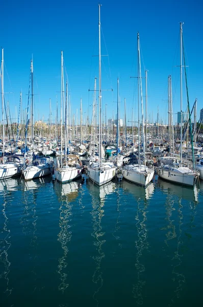 Yachten & Boote im Hafen. — Stockfoto