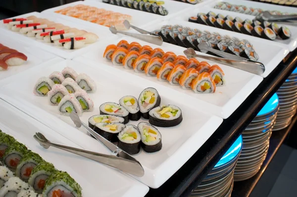 Sushi op platen in een restaurant — Stockfoto