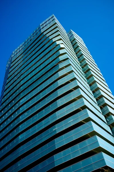 Skycraper sobre céu azul — Fotografia de Stock