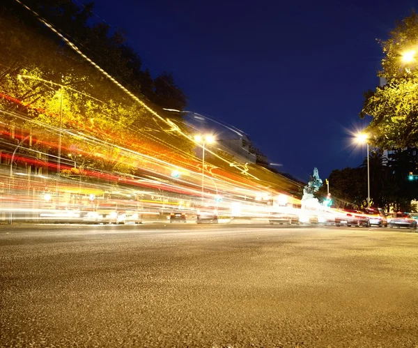 Carros em movimento rápido à noite — Fotografia de Stock