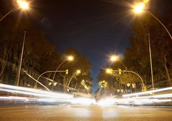 Быстрые движущиеся машины в ночное время — стоковое фото