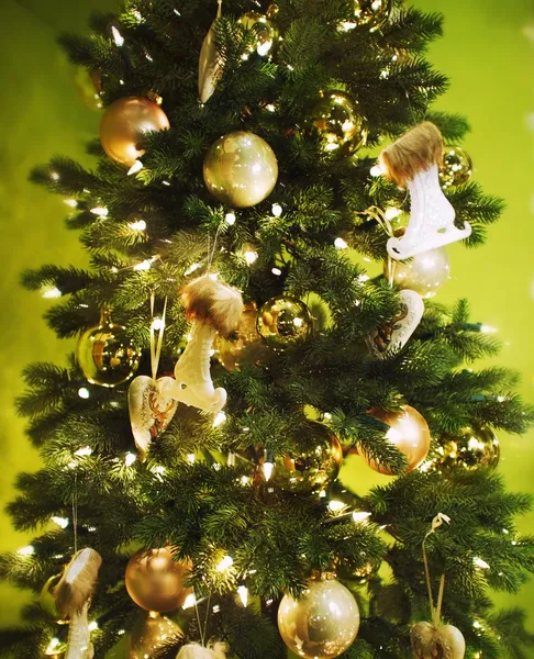 Gedecoreerde kerstboom. — Stockfoto