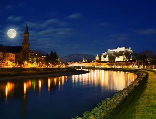 Salzbourg vue sur la ville la nuit . — Photo
