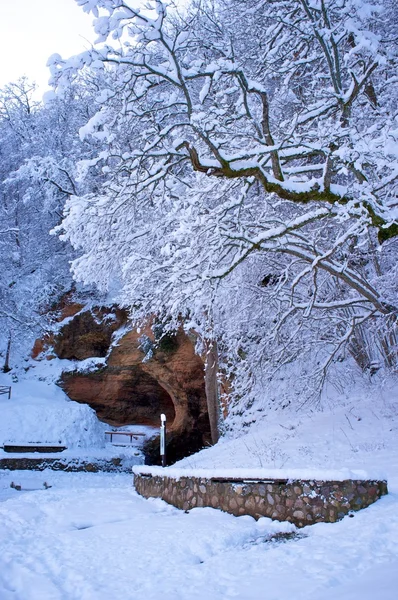Höhle in wunderschöner Winterlandschaft — Stockfoto