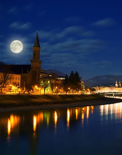 Widok na miasto Salzburg w nocy. — Zdjęcie stockowe