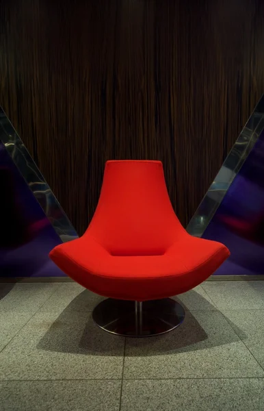 Современный красный стул — стоковое фото