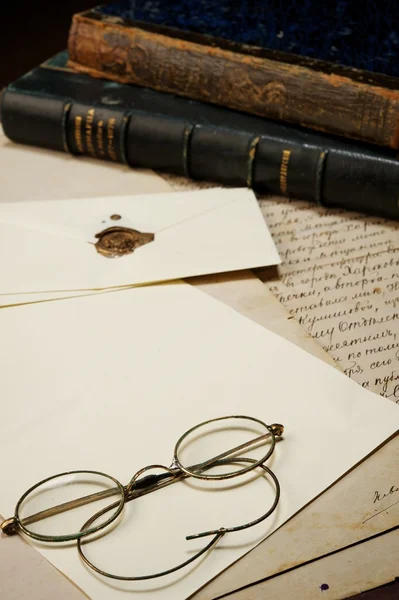 Boş kağıt üzerinde eski gözlük — Stok fotoğraf