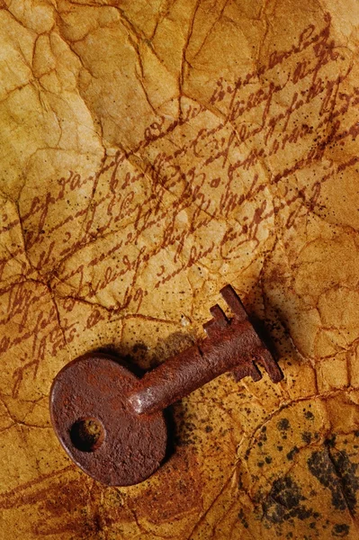 テクスチャ紙の上の古いキー — ストック写真