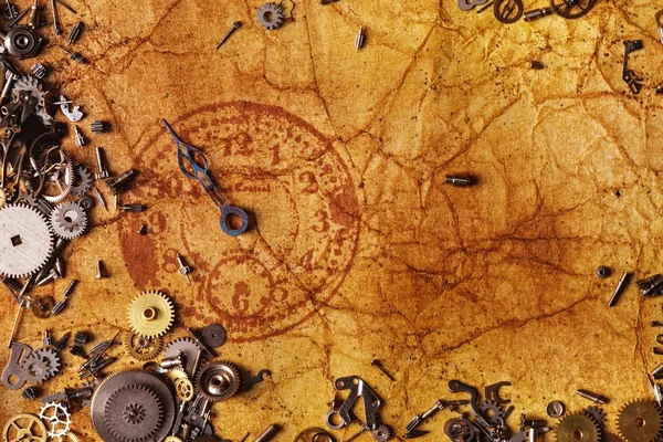 Часы на старой текстурной бумаге — стоковое фото