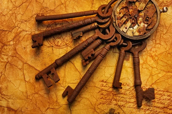 Die alten Schlüssel auf dem strukturierten Papier — Stockfoto