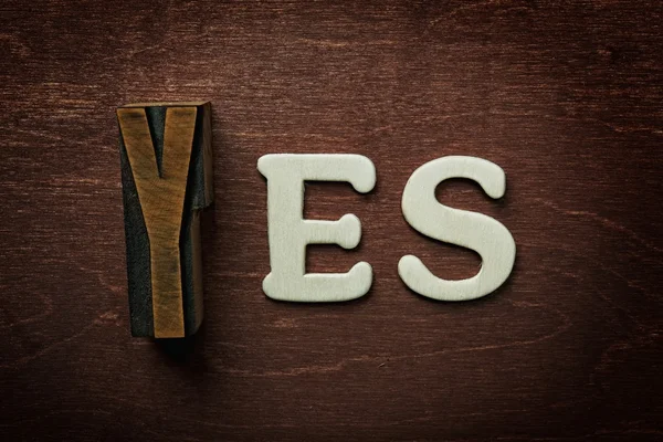 Слово "да" написано на деревянном фоне — стоковое фото