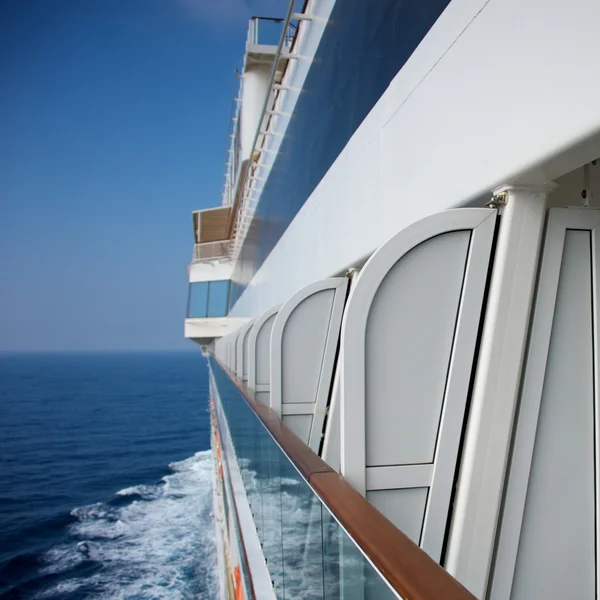 Vista lateral de un crucero — Foto de Stock