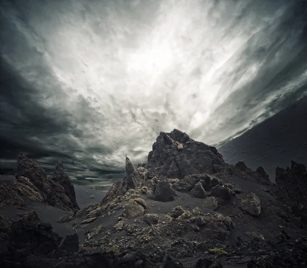 Cielo dramático sobre rocas — Foto de Stock