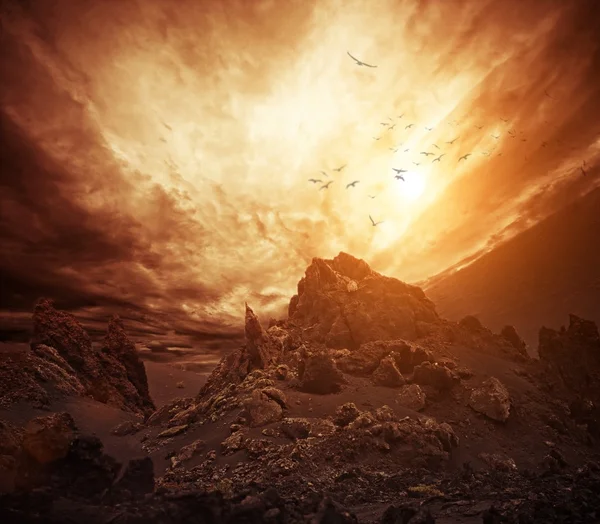 Драматическое небо над скалами — стоковое фото