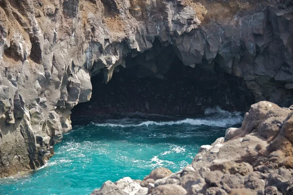 Grotte dans un rocher . — Photo
