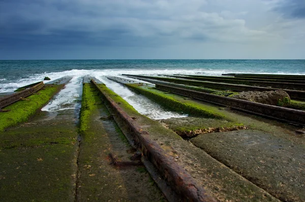 Vecchie rotaie per barca discendente in acqua . — Foto Stock